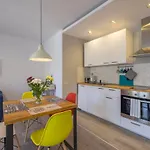 Quiet & Airy Modern Apt. Top Centre Free Parking