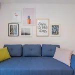 Quiet & Airy Modern Apt. Top Centre Free Parking