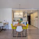 Quiet & Airy Modern Apt. Top Centre Free Parking