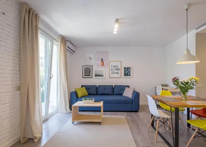 Quiet & Airy Modern Apt. Top Centre Free Parking