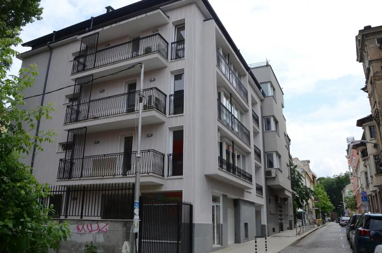 Quiet & Airy Modern Apt. Centre Free Parking