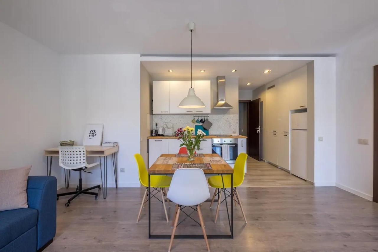 Quiet & Airy Modern Apt. Centre Free Parking Appartement *