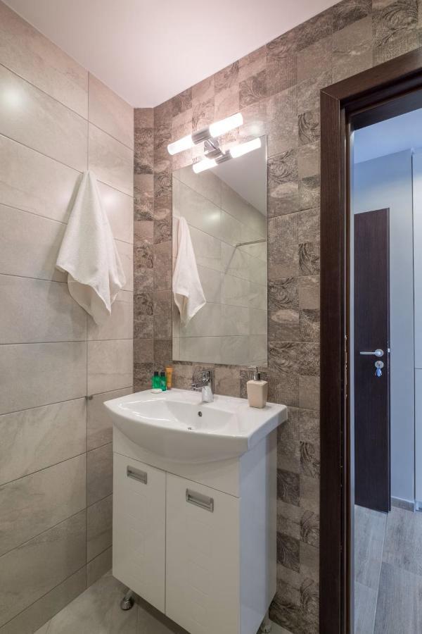 Quiet & Airy Modern Apt. Centre Free Parking Appartement