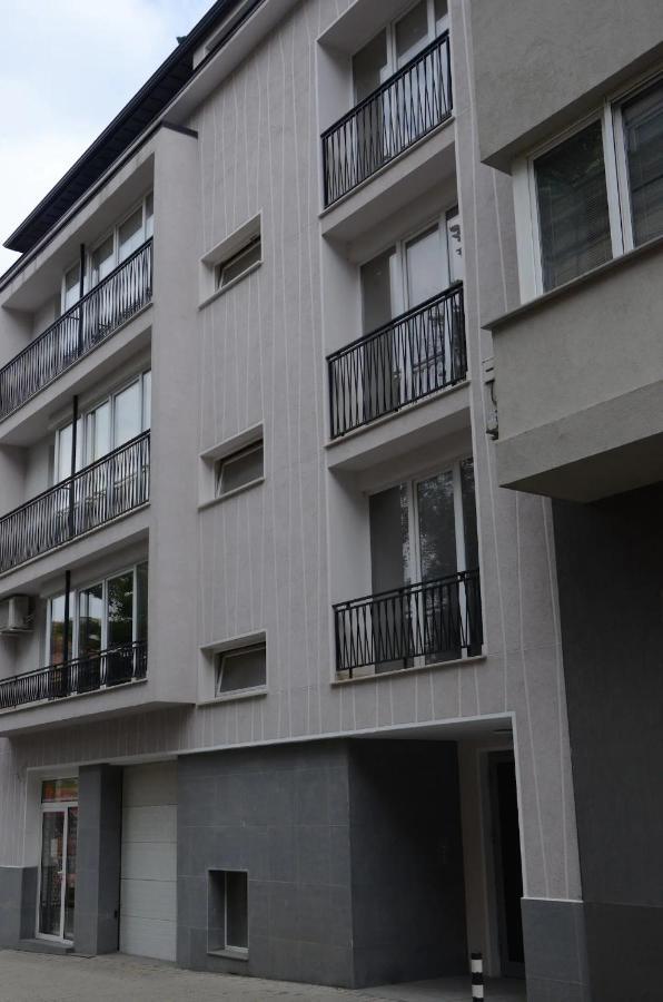 Quiet & Airy Modern Apt. Centre Free Parking