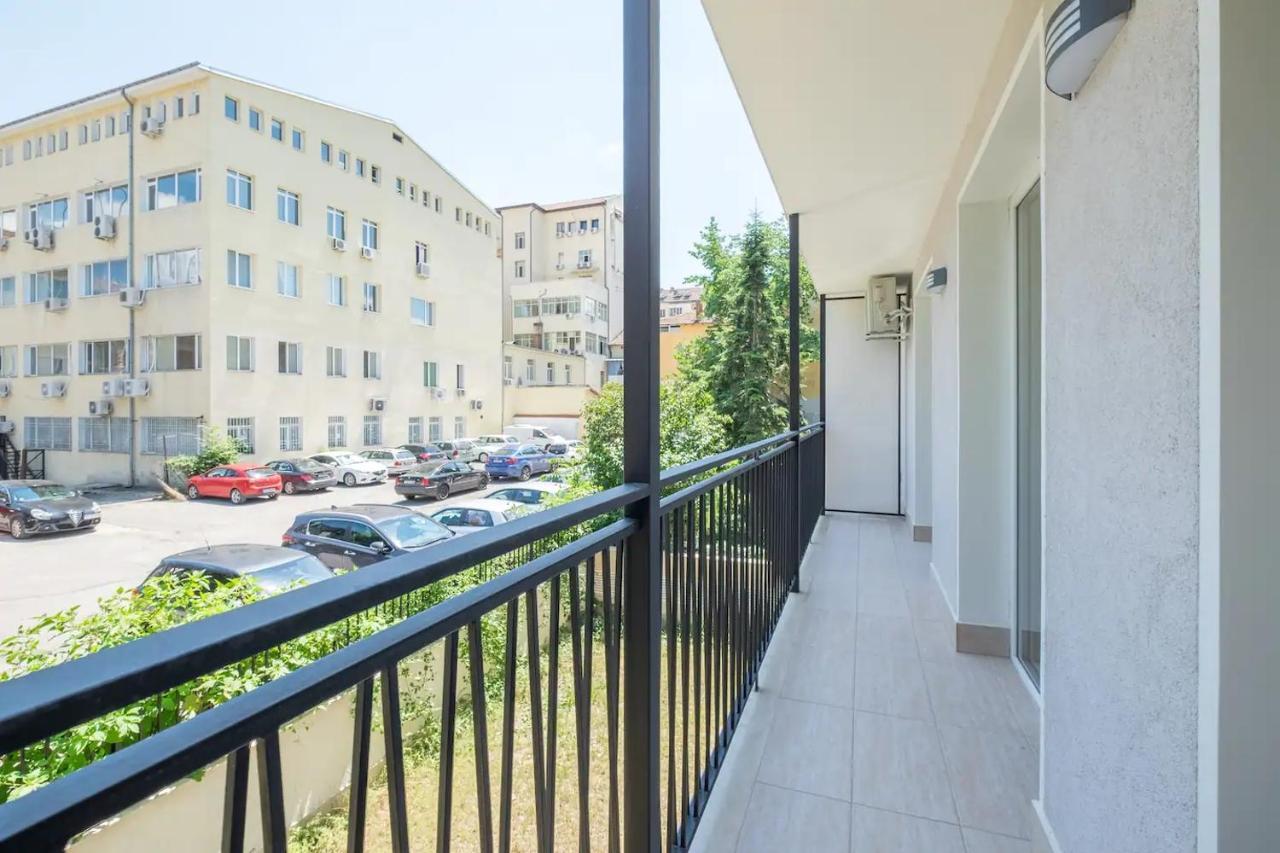 Quiet & Airy Modern Apt. Centre Free Parking