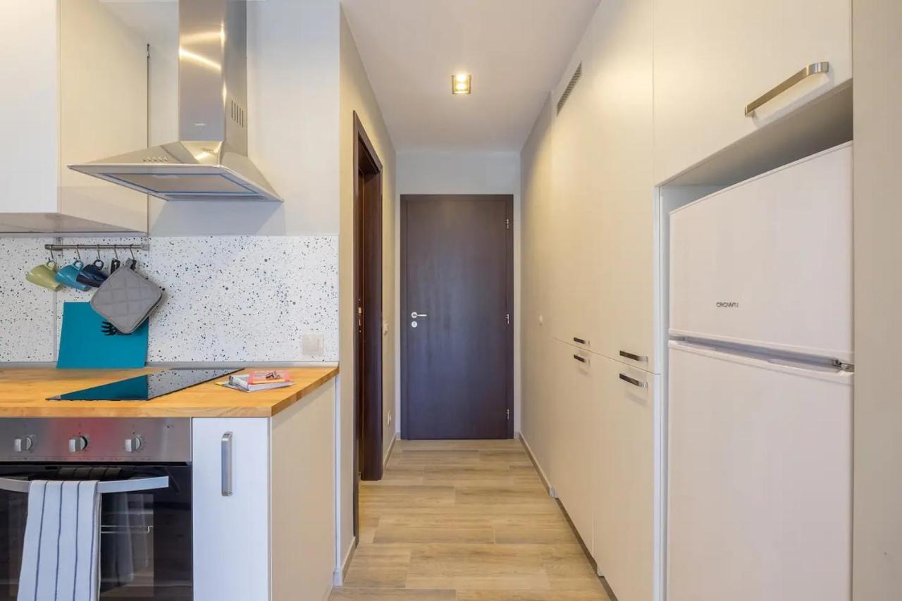 Quiet & Airy Modern Apt. Centre Free Parking
